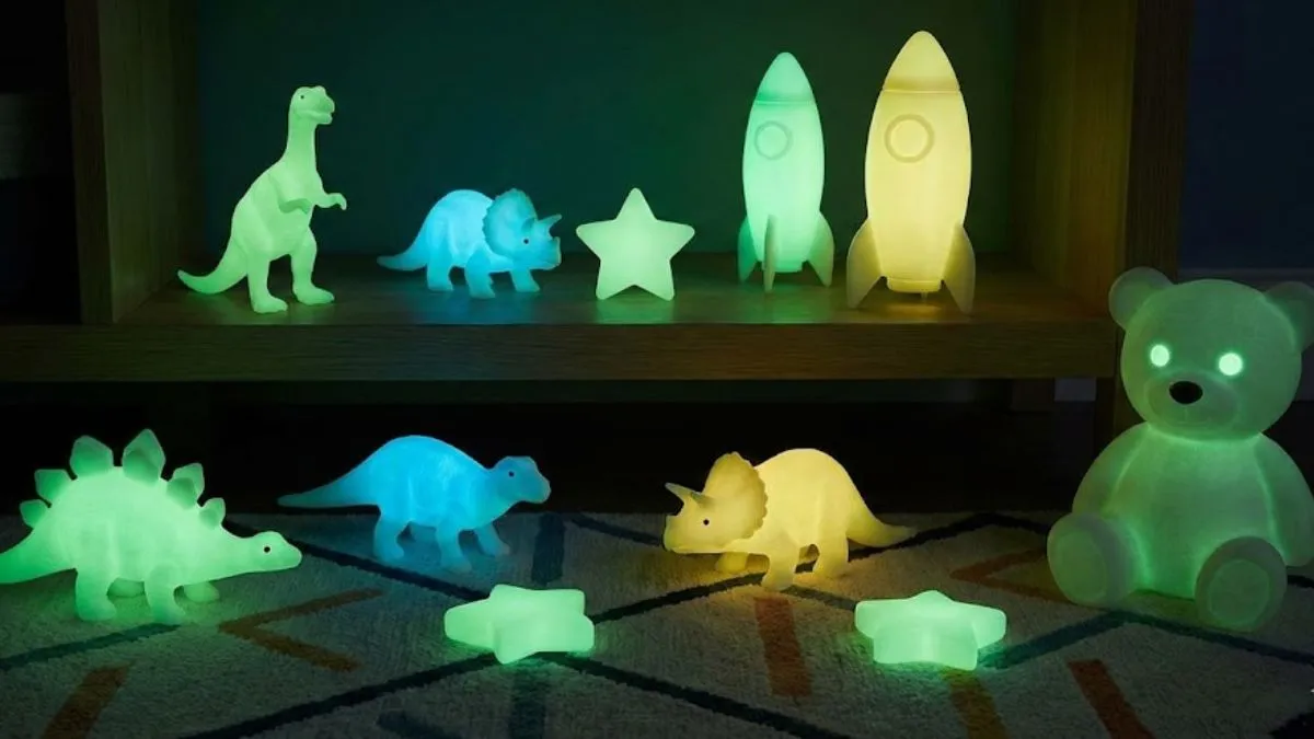 कैसे काम करते हैं अंधेरे में चमकने वाले खिलौने? बच्चों की सुरक्षा के लिए इन बातों का रखें ध्यान