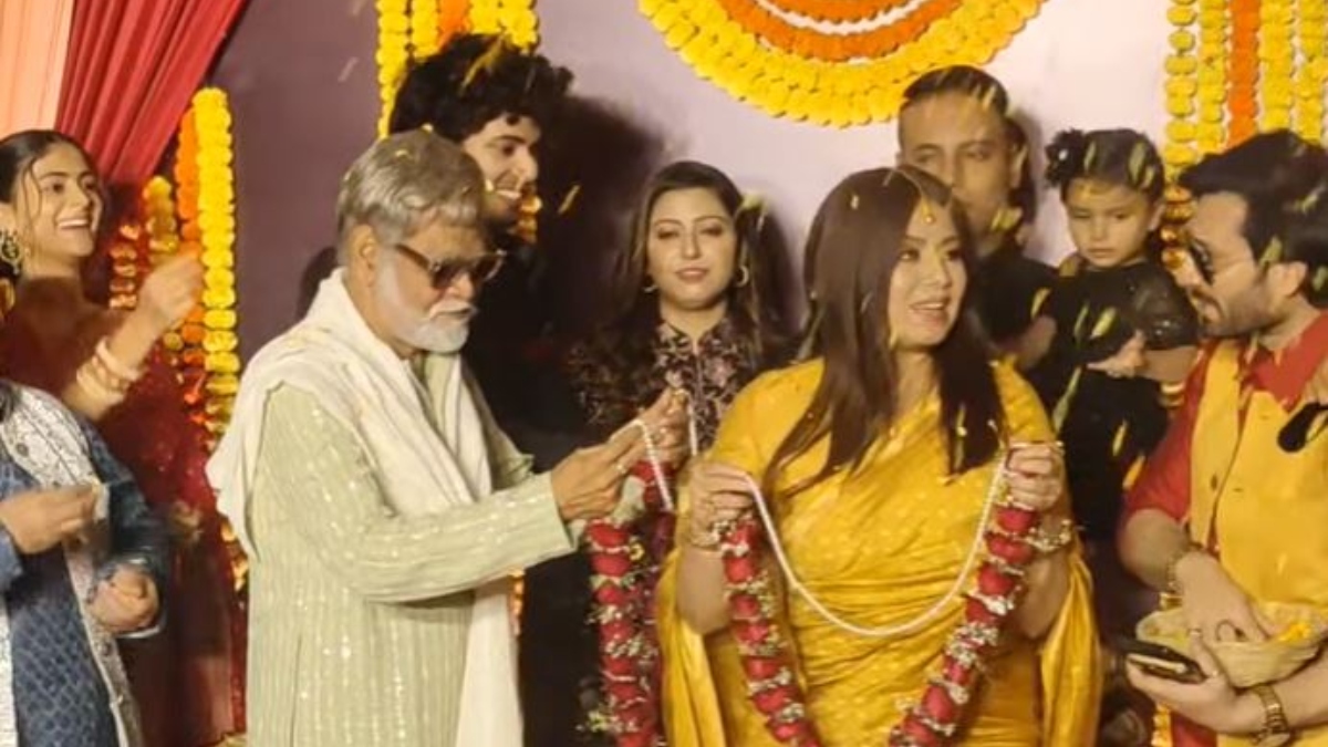 mahima chaudhry wedding video viral with sanjay mishra as actress garlanded him