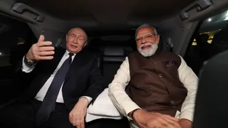 फॉर्च्यूनर कार में सवार राष्ट्रपति पुतिन और पीएम मोदी। X- @narendramodi)