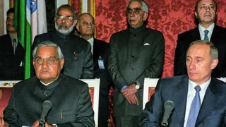 2001 में पीएम मोदी और पुतिन की पहली मुलाकात। फोटो - X/@modiarchive