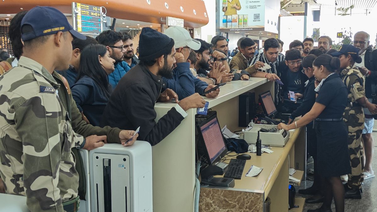 delhi airport flight cancellations cause chaos