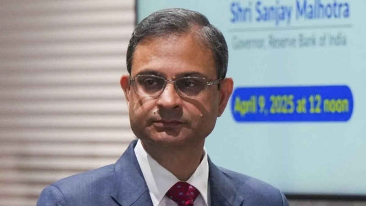 rbi governor asks banks to prioritize customers in policy making