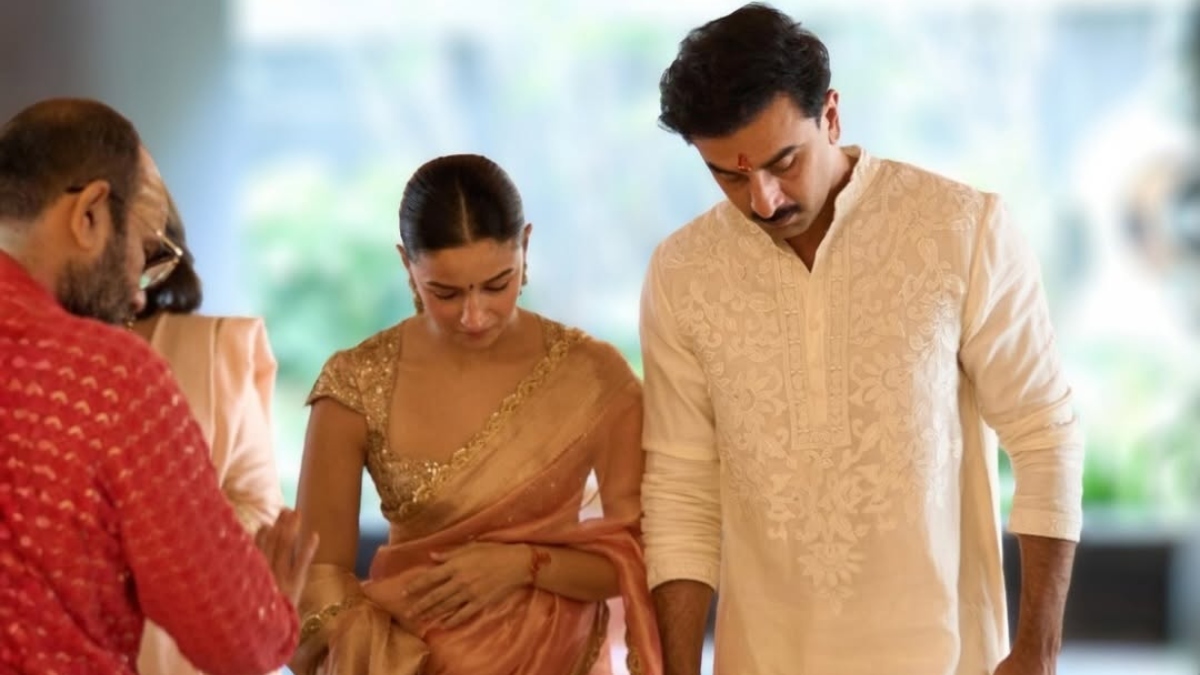 ranbir kapoor alia bhatt house warming ceremony in 250 crore bungalow rishi kapoor photos goes viral