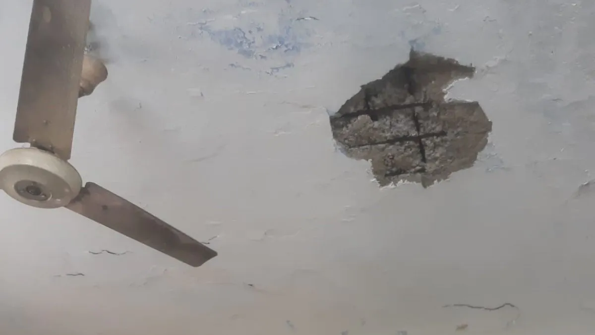 Roorkee: अस्पताल में मरीजों को दवा दे रहे थे कर्मी, अचानक छत से गिरने लगा प्लास्टर; मचा हड़कंप
