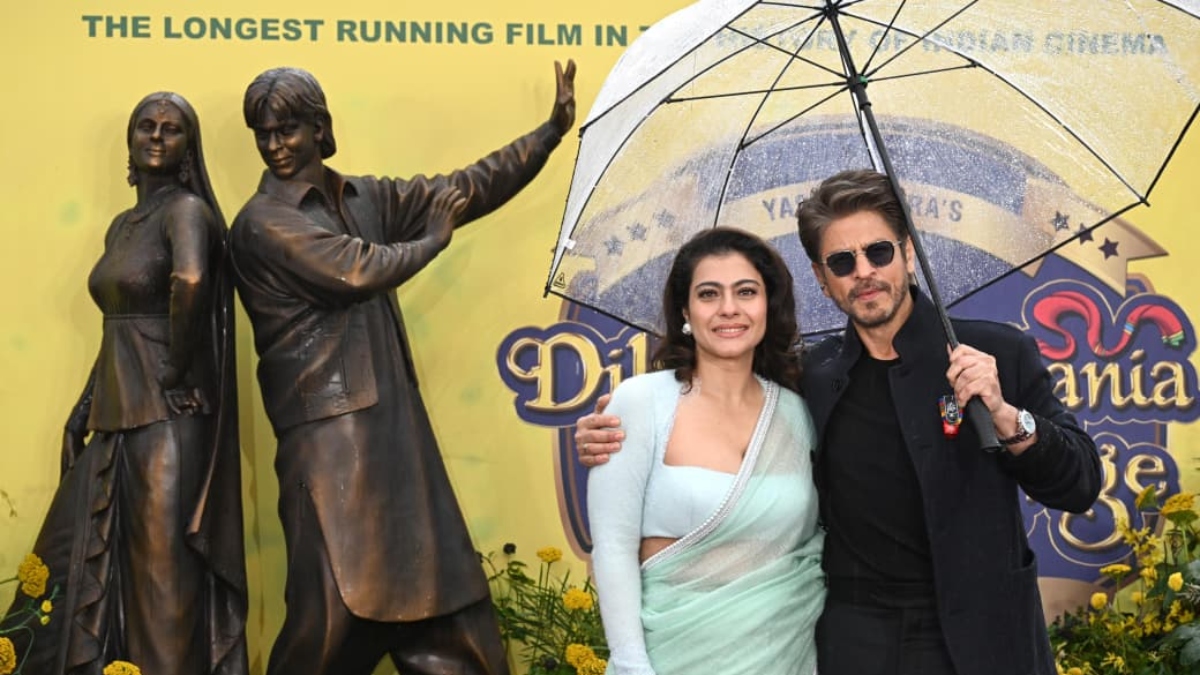 shah rukh khan and kajol unveil dilwale dulhania le jayenge raj simran statue in london