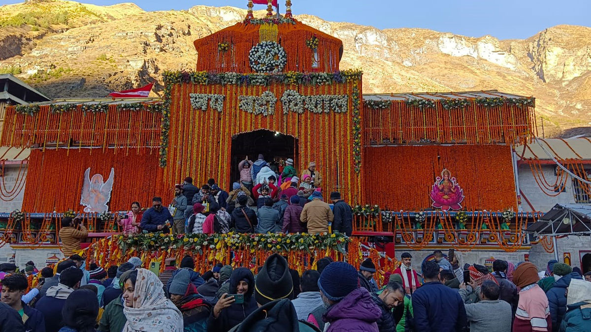 badrinath is experiencing severe cold water is freezing workers are returning home