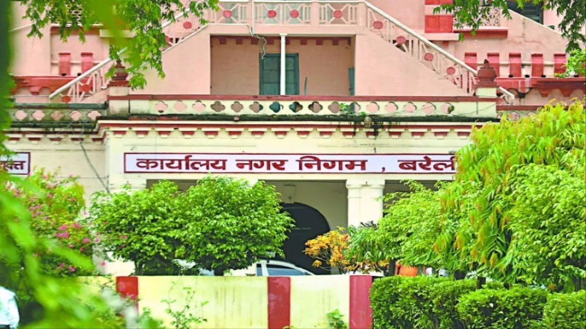 bareilly nagar nigam files complaint against two contractors for 94 lakh dues
