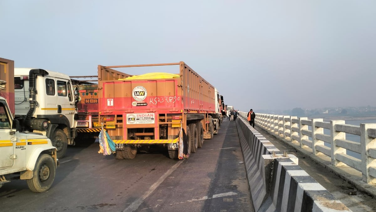 buxar bridge traffic jam overtaking attempt causes 3 hour delay