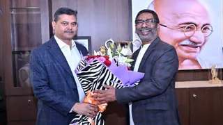 झारखण्ड विधानसभा में मुख्यमंत्री हेमंत सोरेन का स्वागत करते हुए मुख्य सचिव अविनाश कुमार