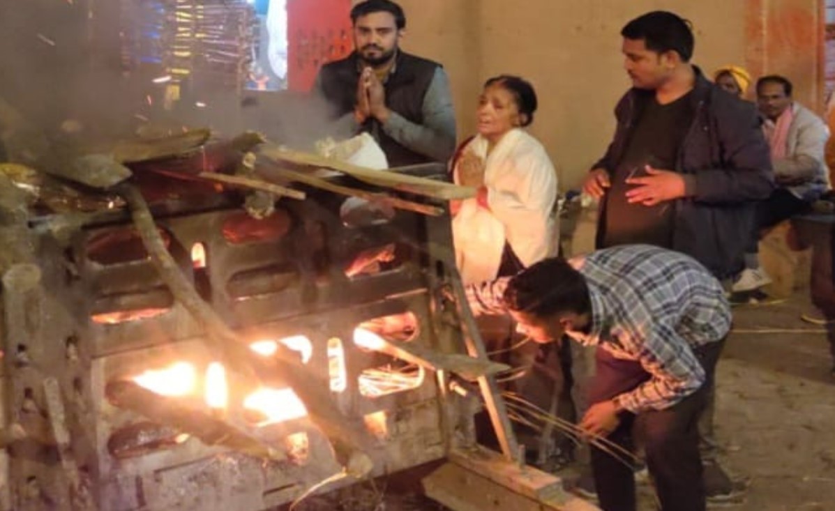 varanasi mother cremates son at harishchandra ghat after family distances themselves