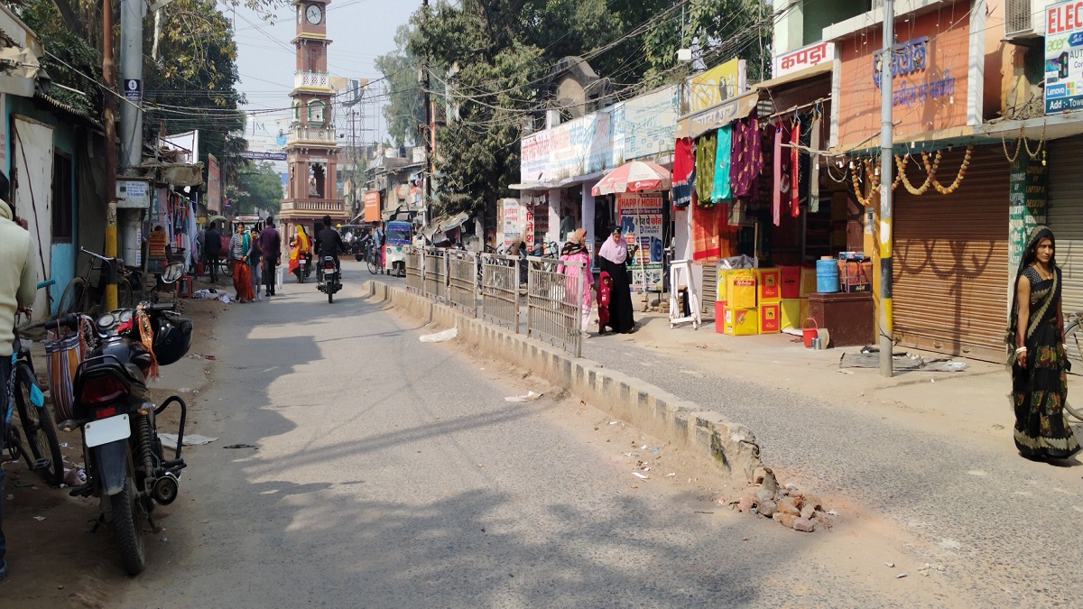 darbhanga road safety incomplete dividers lack indicators