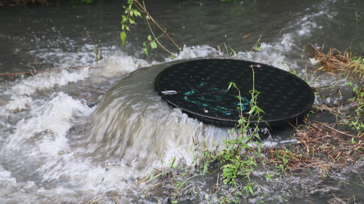 south delhi sewer overflow residents face problems in posh societies