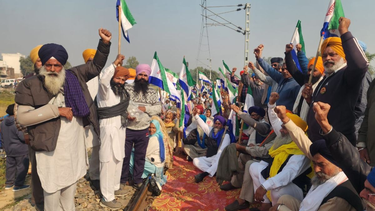 farmers protest trains blocked in kapurthala farmers lay down on railway tracks and protest raise slogans