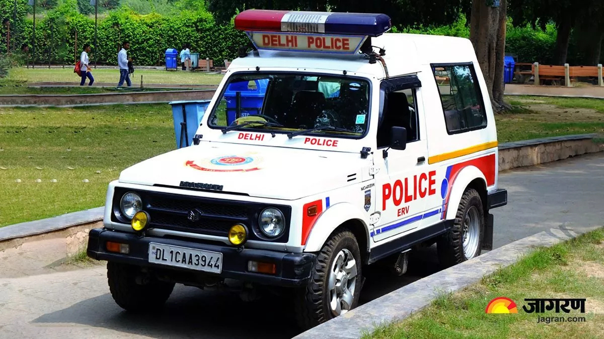 delhi police bust illegal bar in samaypur badli