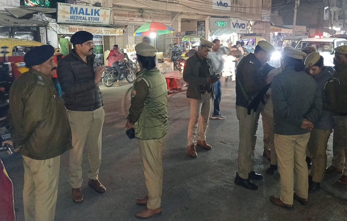 theft in shop thieves steal cash and silver coins