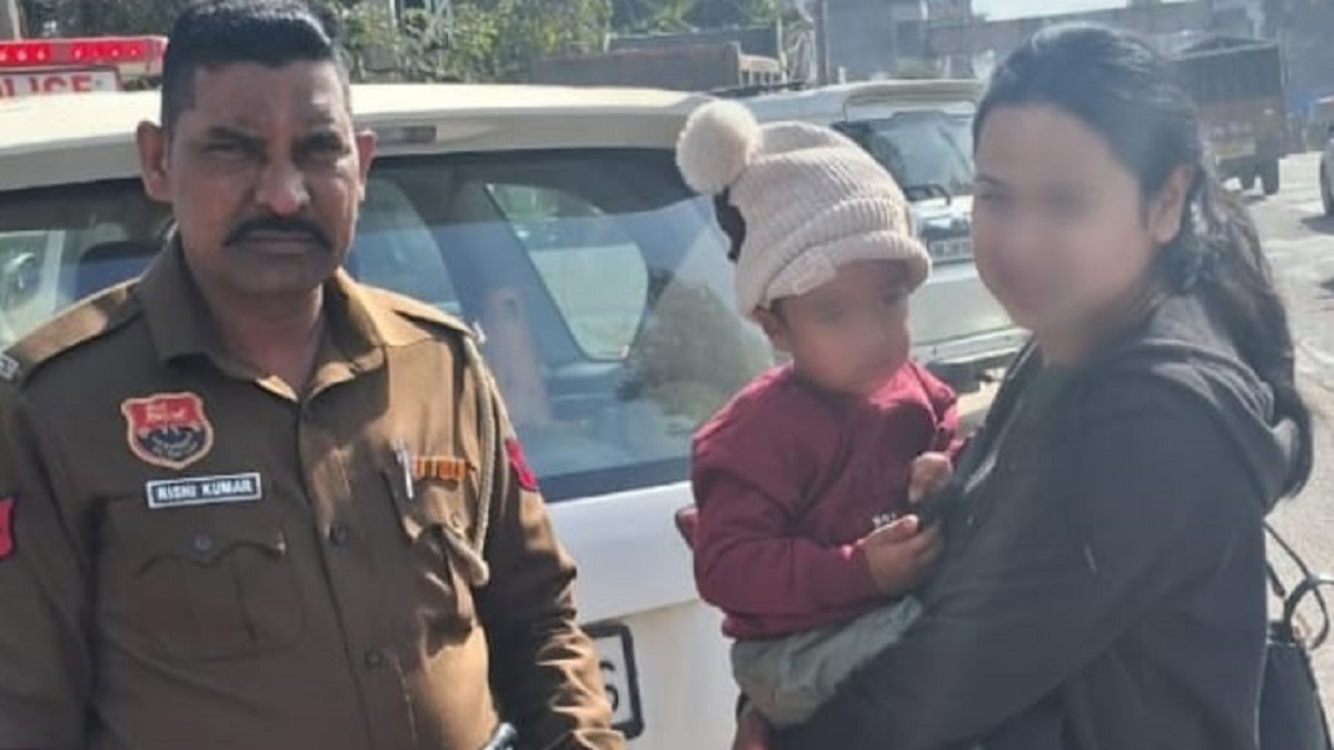 lost child in cab 2yearold reunited with mother in panchkula