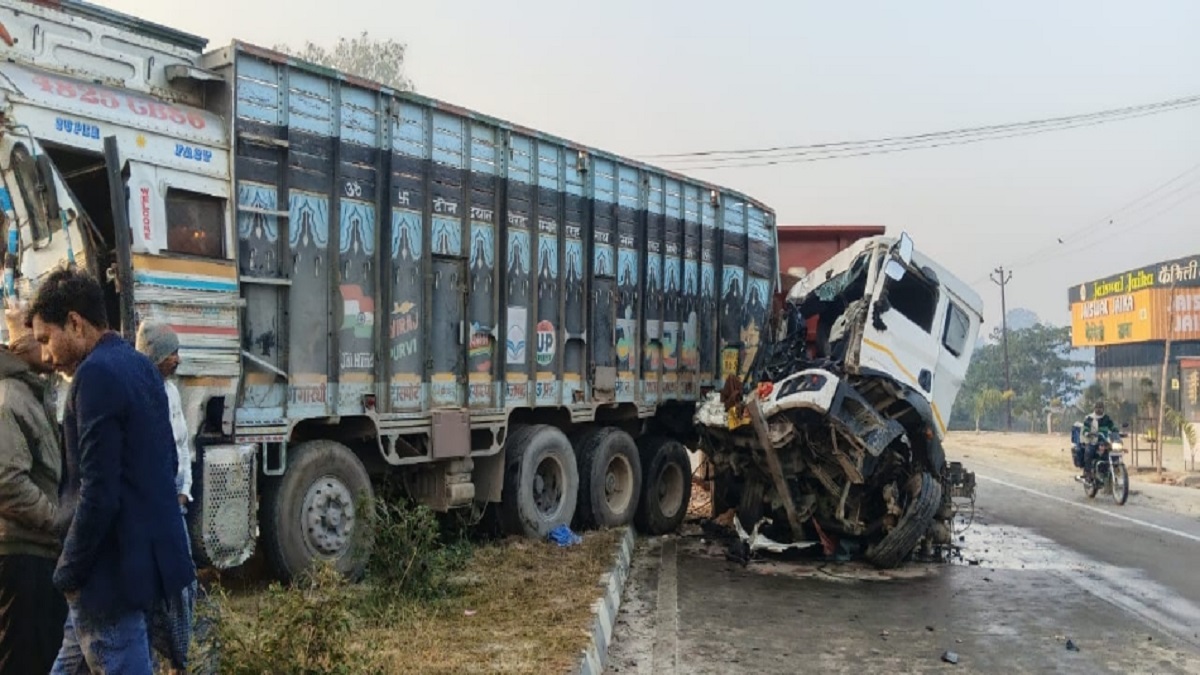 fatal accident on prayagraj ayodhya highway two trucks collided one driver died