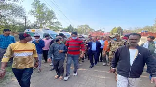 गैस प्रभावित क्षेत्र का जायजा लेते बीसीसीएल सीएमडी मनोज अग्रवाल और अन्य। (फोटो जागरण)