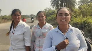 मानपुर और सीतानाल इलाके की सड़क पर मौजूद युवतियां। (फोटो सौजन्य)
