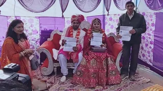 नशा हटाओ, जीवन बचाओ हस्ताक्षर अभियान में शामिल हुए वर और वधू। जागरण
