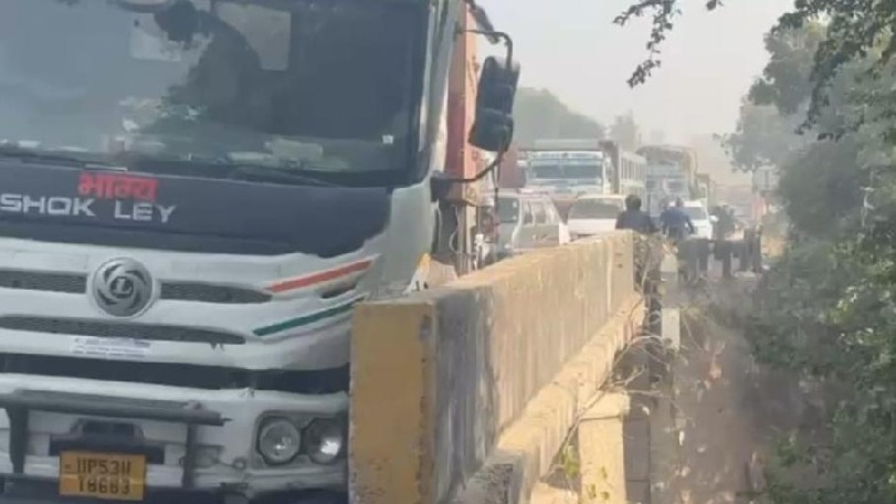 trailer accident on kanpurlucknow highway causes traffic jam