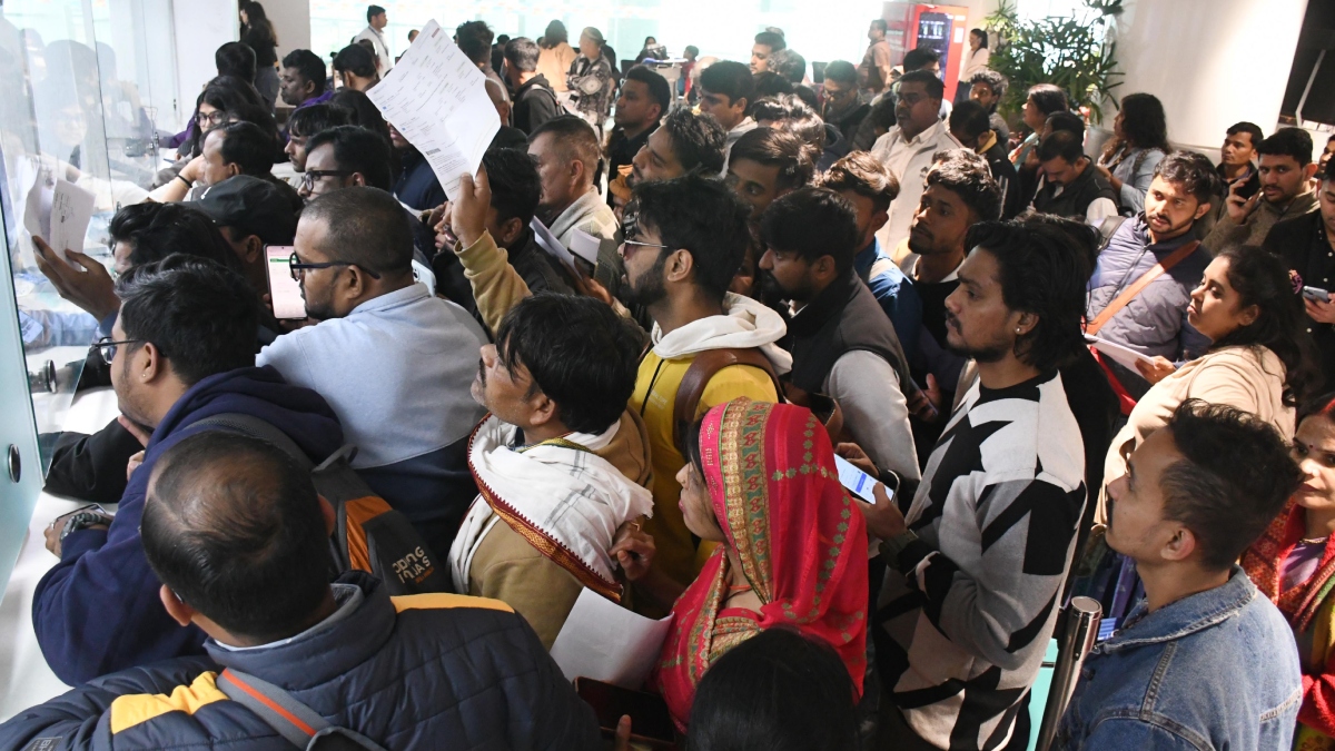 increased crowd at new delhi railway station due to flight cancellations