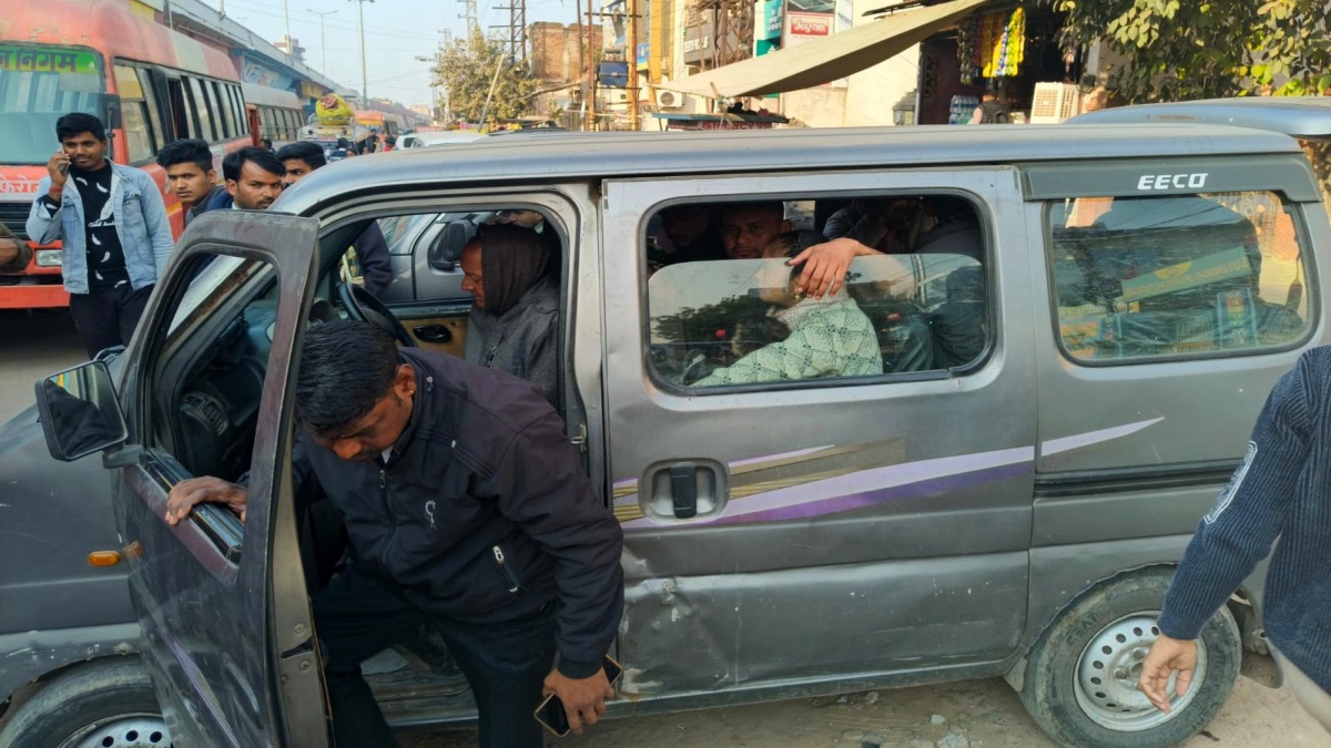 delhi agra highway gang active in eeco car at mathura loot with passengers