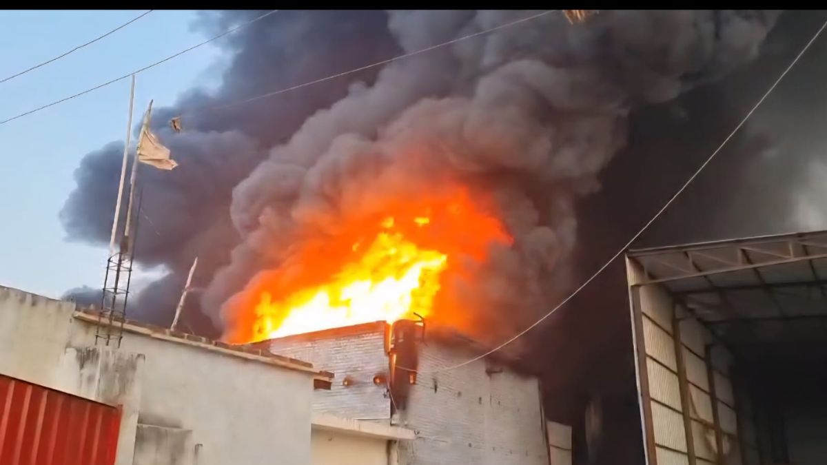 up news fire breaks out at a factory in hardoi fire tenders are on the spot