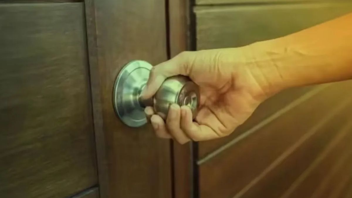 husband finds wife with friend in hotel room in roorkee