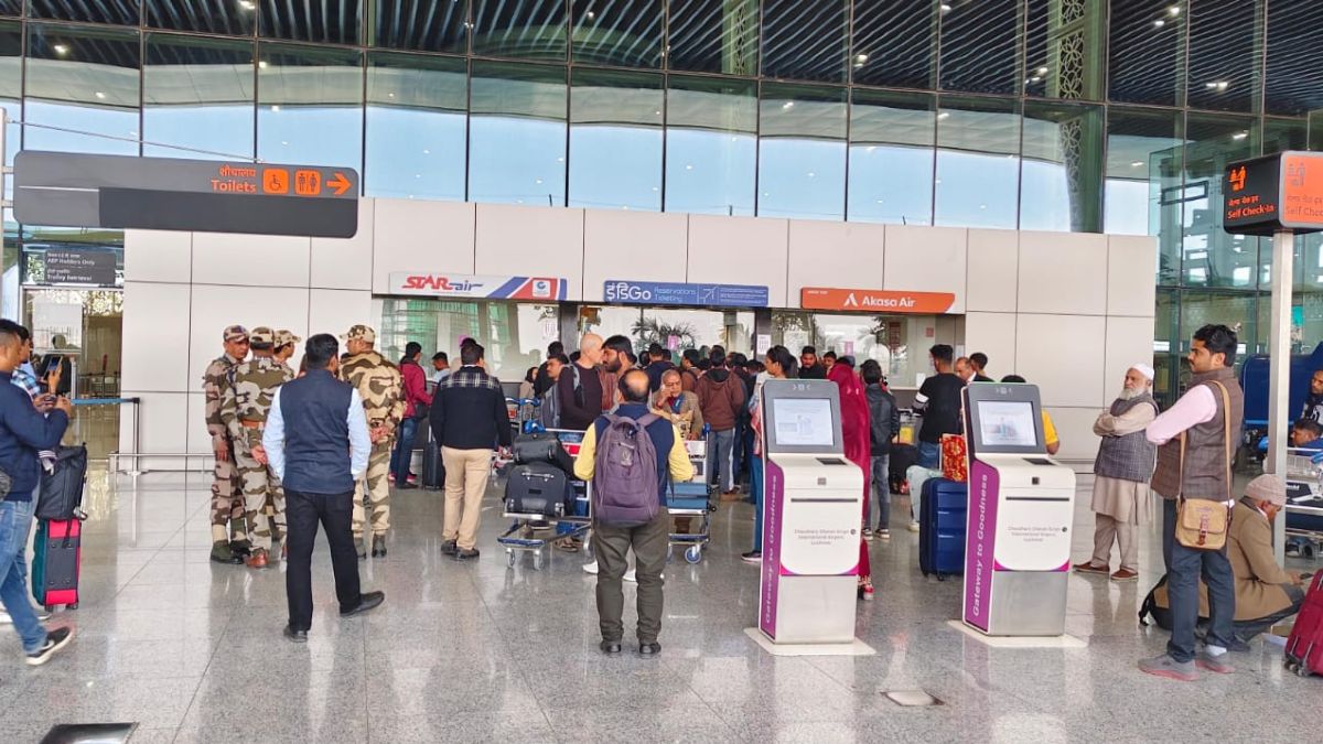 crisis created by indigo passengers lost patience due to long delay and cancellation of flights in lucknow