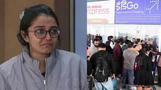 फ्लाइट रद होने से एयरपोर्ट पर यात्री बेबस। फोटो - एएनआई