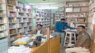 जामताड़ा में दवा दुकान की जांच करते औषधि निरीक्षक और उपस्थित पुलिस पदाधिकारी। (फोटो जागरण)