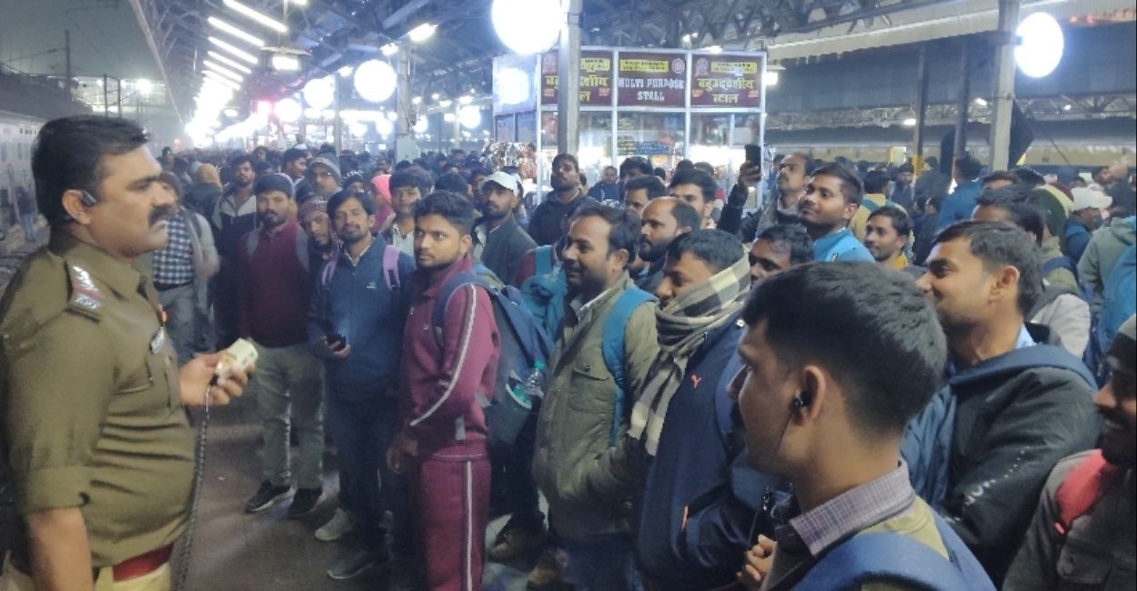kanpur central station massive crowd of candidates after assistant teacher exam