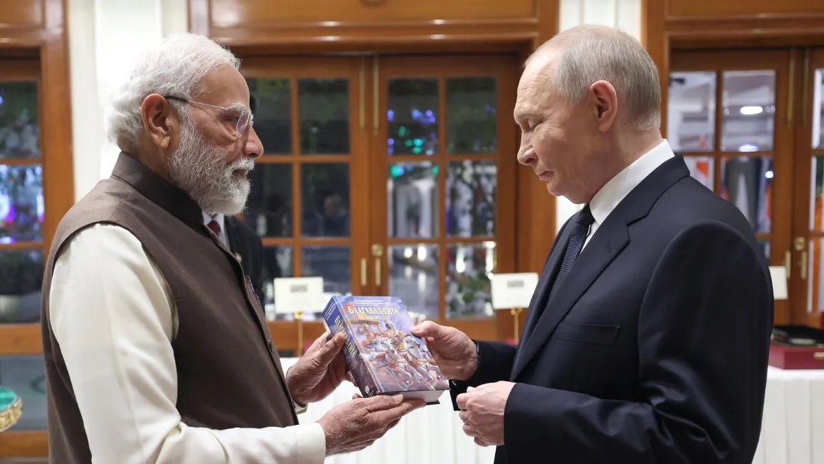 putin india visit pm narendra modi gifted the agra made marble chess board to russian president