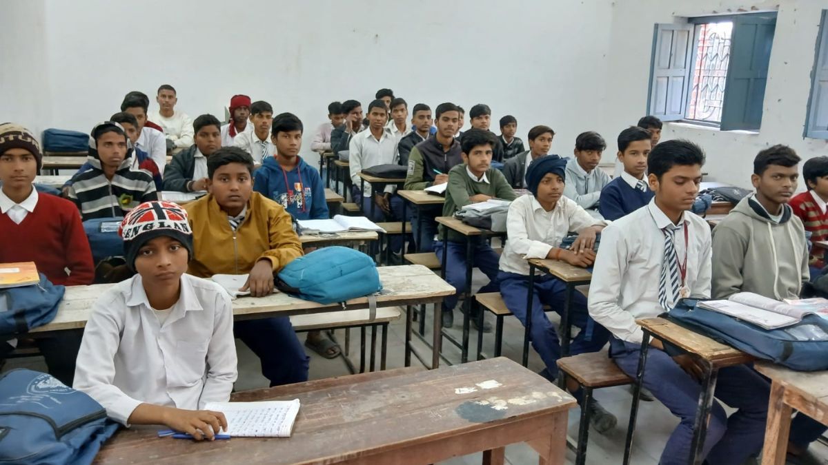 aurangabad dm orders to salary cut for teachers due to students absent during school inspection