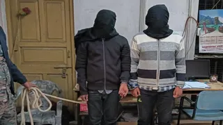 तोपचांची थाना की पुलिस की गिरफ्त में दो अपराधी-लक्ष्मण ठठेरा और आकाश पांडेय।