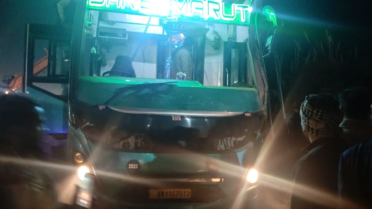 agra jaipur highway gorkhpur to surat tourist bus accident near fatehpur sikri