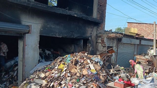 Una News: मैहतपुर में पेट्रोल पंप के पास दुकानों में भड़की आग, पंजाब से मंगवाने पड़े दमकल वाहन
