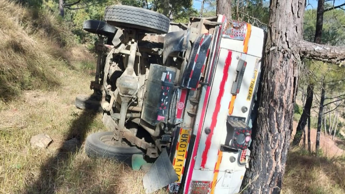 jeep falls into ditch in vandhar of dwarahat driver dies
