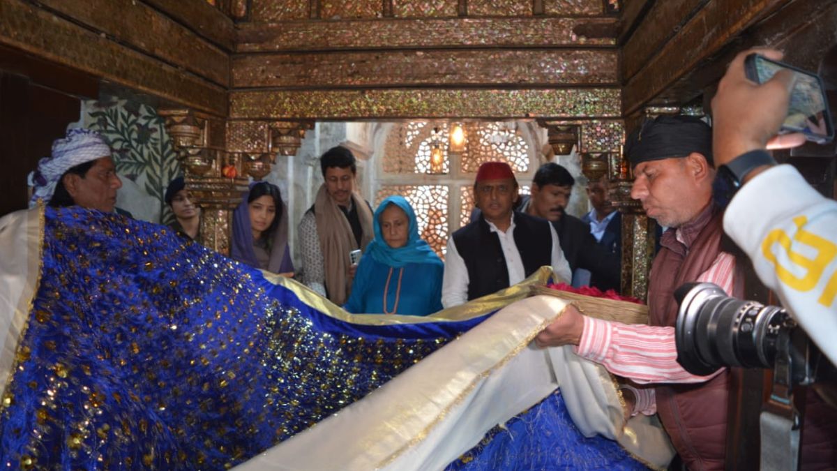 akhilesh yadav offered chadar at the dargah of salim chishti dimple yadav and jaya bachchan also present