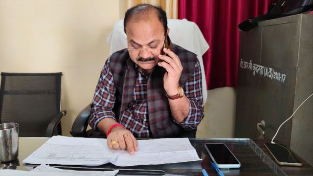 'हैलो, मैं नायब तहसीलदार बोल रहा हूं BLO आपका SIR पीछे है', निर्वाचन अधिकारी फोन करके ले रहे गणना फॉर्म की जानकारी
