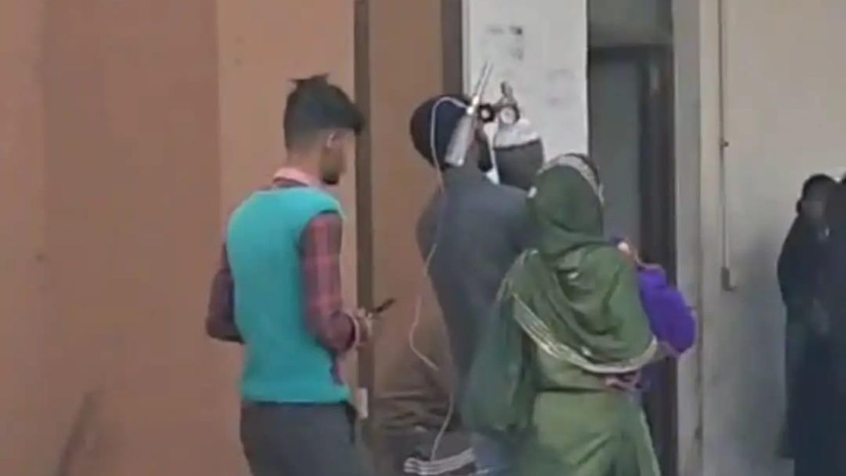 infant x ray family carries oxygen cylinder at bihar hospital