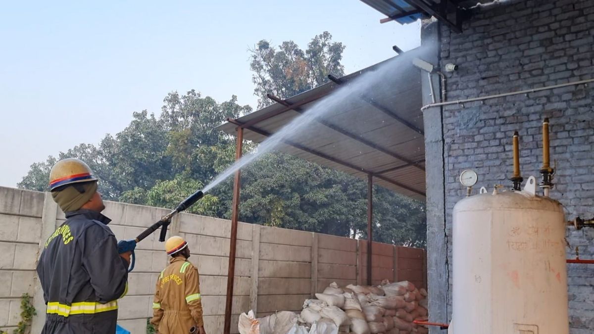 massive fire engulfs donapattal factory in hardoi