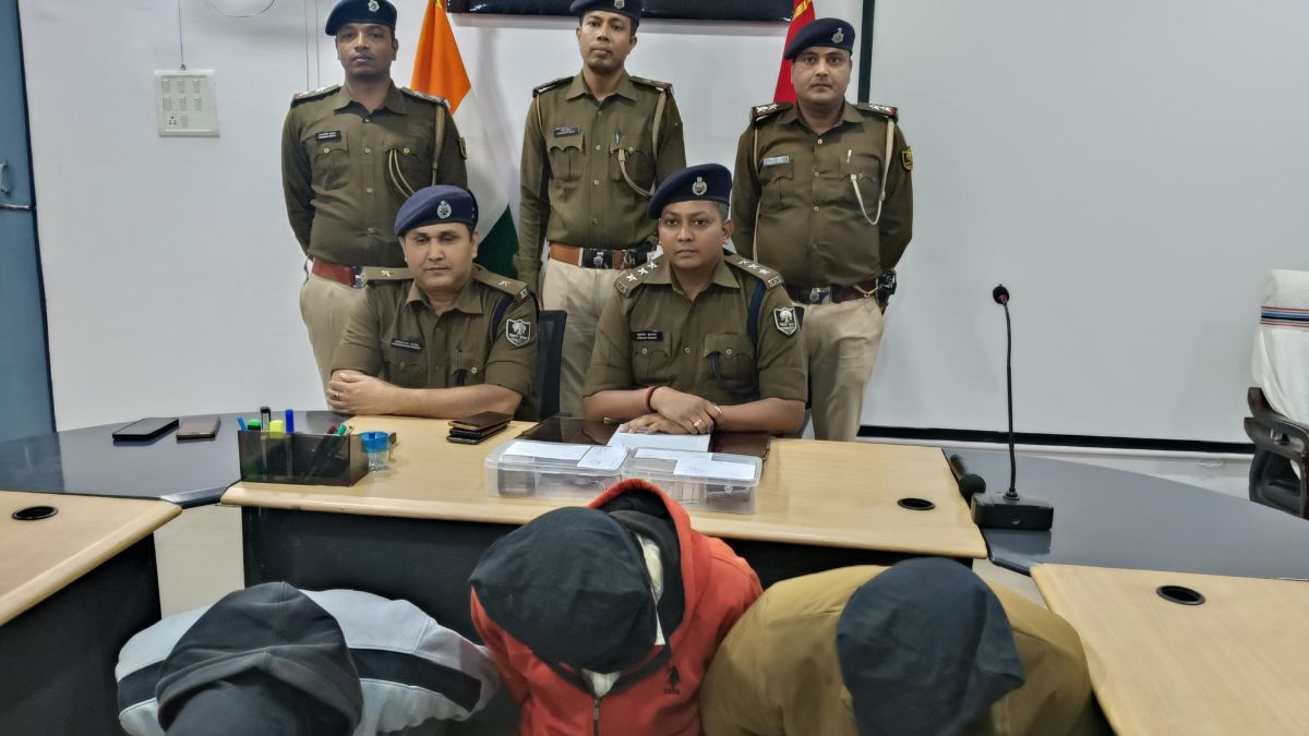 hajipur robbery three arrested with cash and weapons