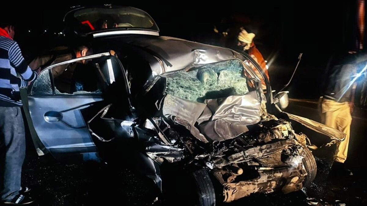 five people died in a horrific road accident in madhya pradesh