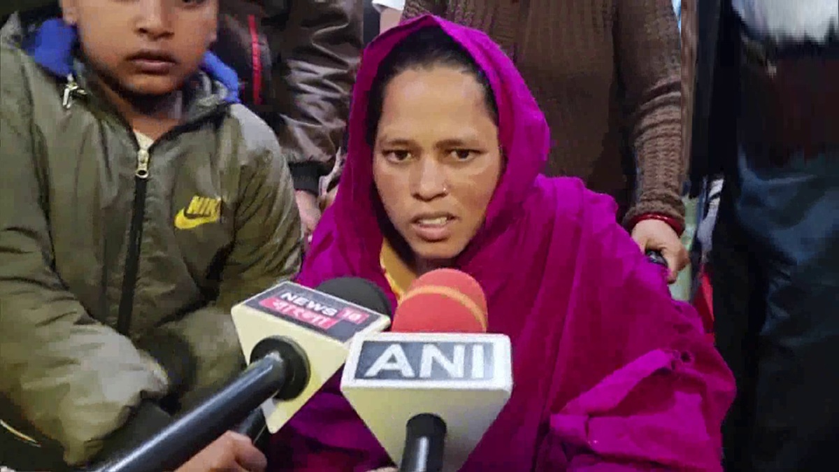 eighmonth pregnant woman returns to india from bangladesh with son