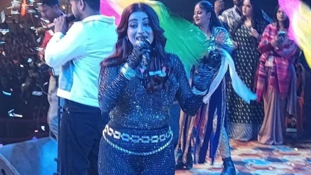 akshara singh electrifying performance at festival fans enthralled