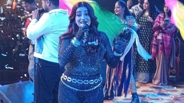 अक्षरा सिंह की धमाकेदार प्रस्तुतियों ने महोत्सव में जमाया रंग, रोमांटिक और लोक गीतों से मोह लिया दर्शकों का मन
