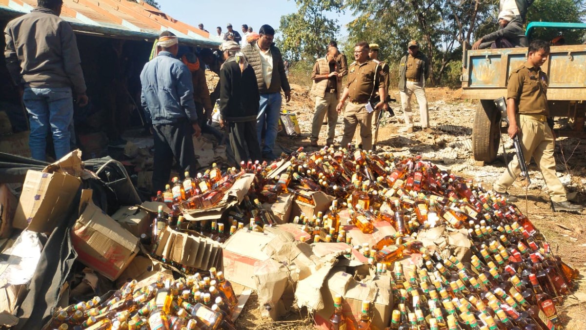 truck overturns in sonbhadra liquor smuggled from punjab to bihar
