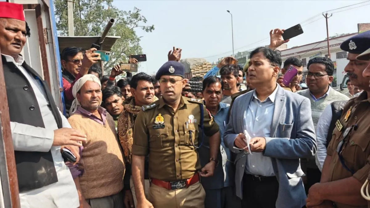 परिनिर्वाण दिवस पर आंबेडकर प्रतिमा क्षतिग्रस्त करने से आक्रोश: विधायक धरने पर बैठे, डीएम-एसपी पहुंचे